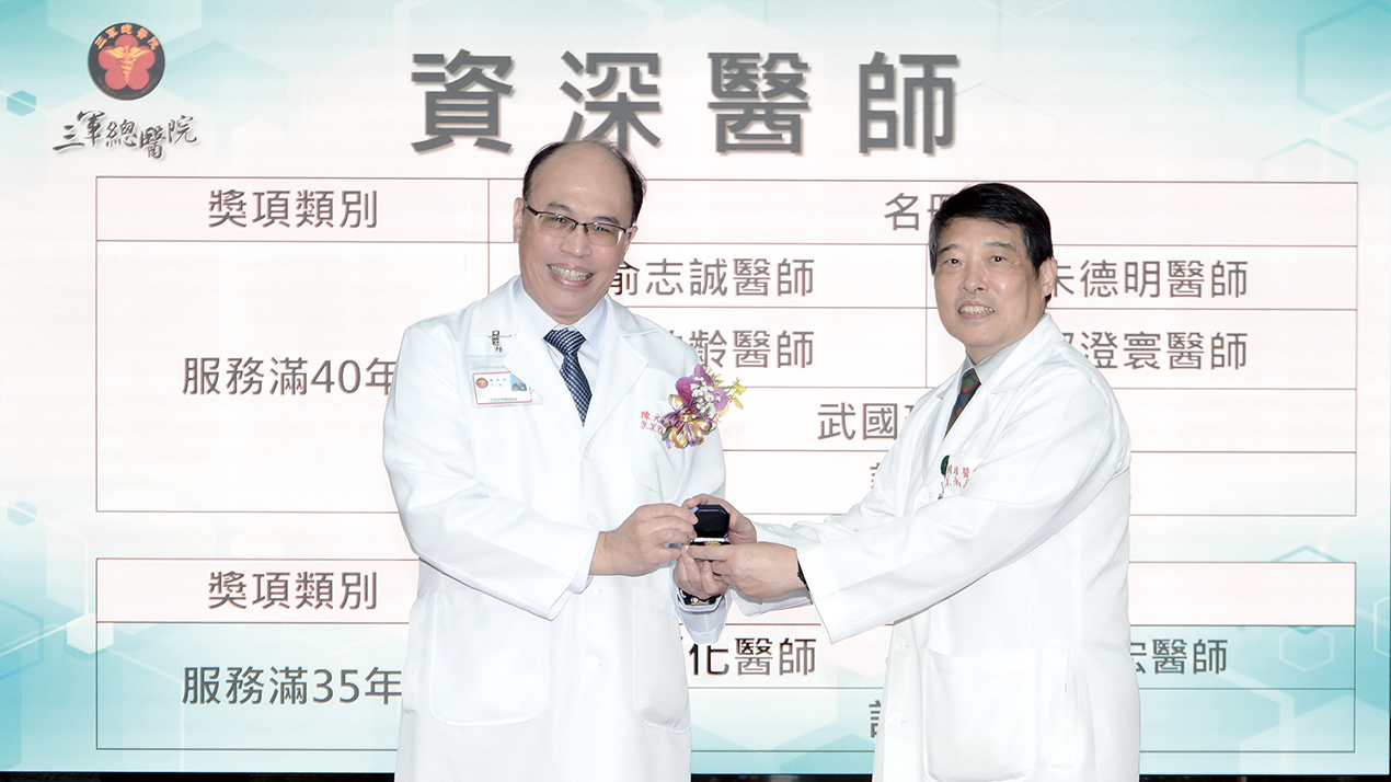 陳元皓院長頒發資深醫師獎章